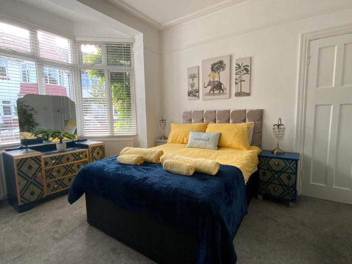 Right by Leigh Broadway Private Garden large ground fl apt