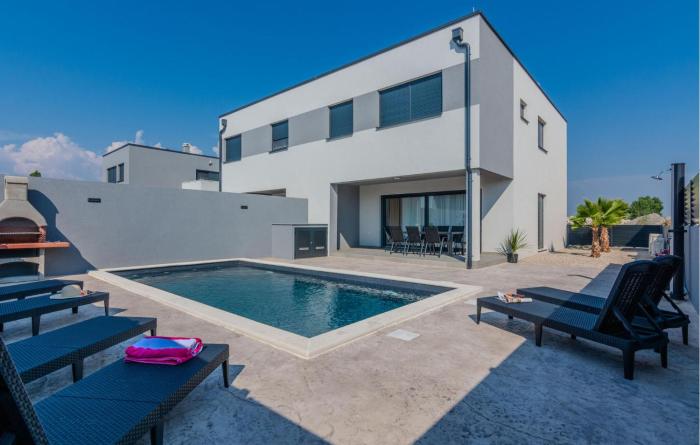 Stunning Home In Vrsi With Wifi