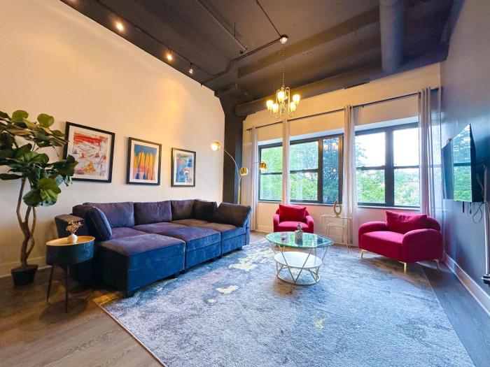 Chic Spacious 3BR South Loop Apartment Near McCormick Place, Roosevelt CTA & Shopping Area in Chicago