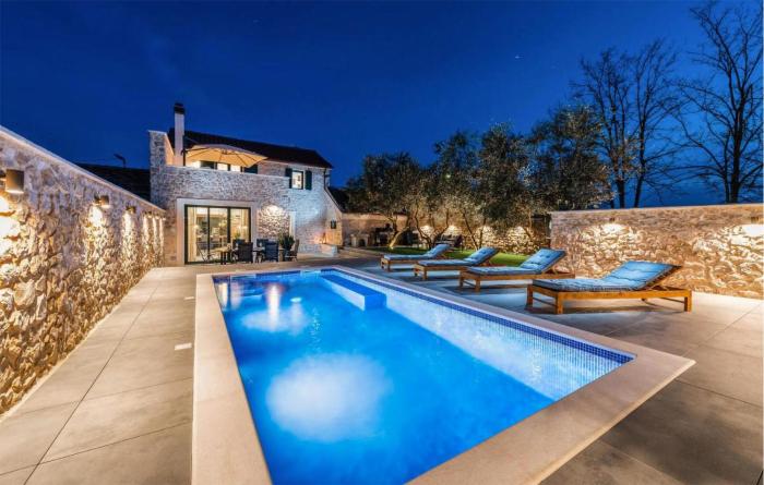 Beautiful Home In Poljaci