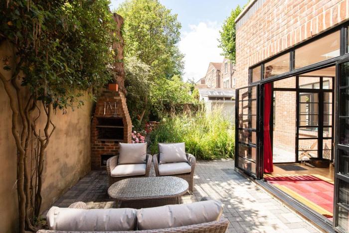 Wildflower Garden - Spacious Garden Apartment
