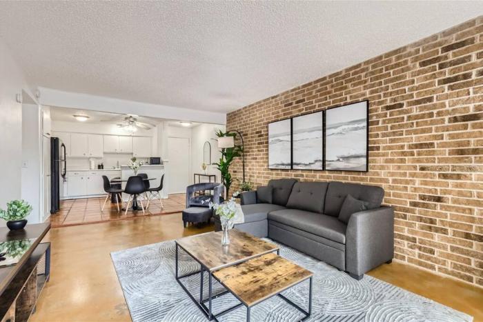 Your 2B Getaway - Walk Dtwn - Sleeps 6 - Pool and Prkg