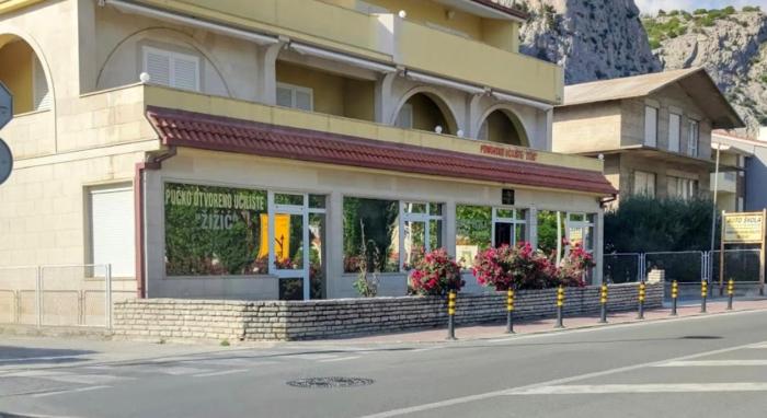 Apartments with a parking space Omis - 23341