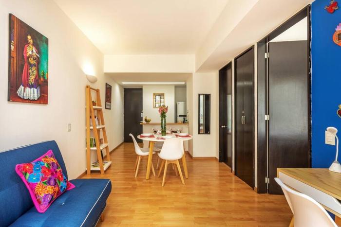 Interior, silencioso, vigilancia P8, 1R, 1B, 810