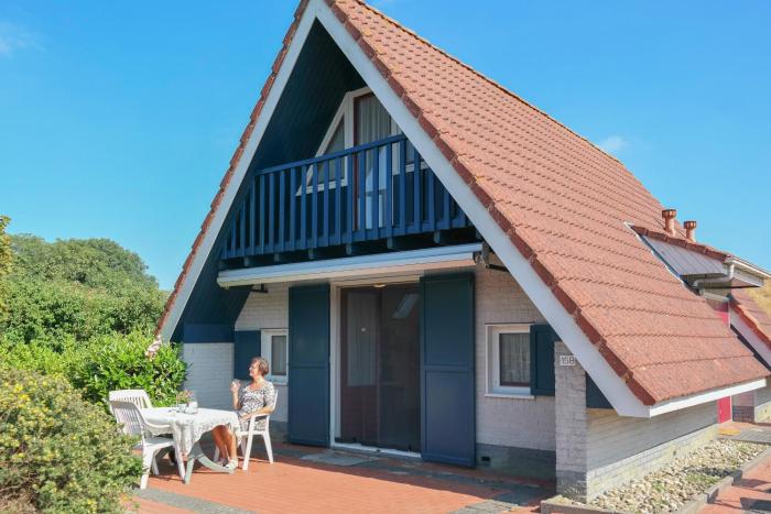 Dike House Affordable 6-Person Holiday Home Near the Sea Dike