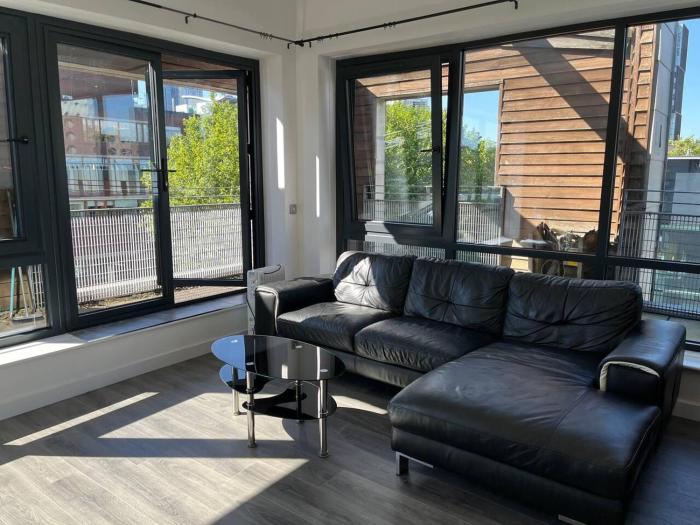 2-Bed Apartment Sleeps 5 - Free Parking - Balcony