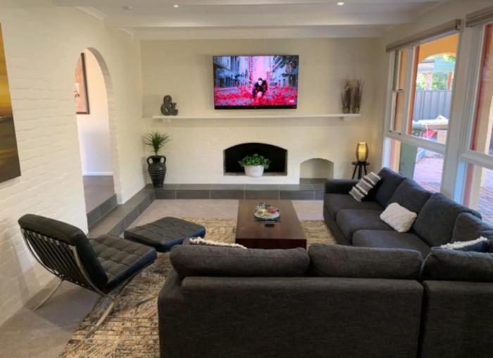 Warm and Spacious 5BR Home w WIFI and Multiple Parking - Hosted by Canstay