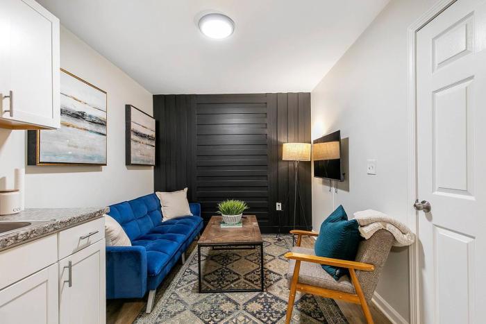 Charming 2BR Retreat-Free Parking