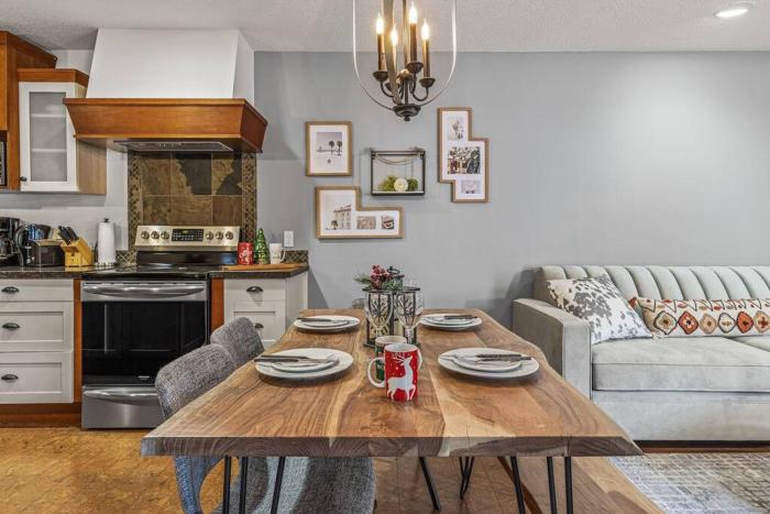 L109 Canmore World Class Solara Resort - Hot tub, Pool, Gym, AirCon, Free Parking & Netflix