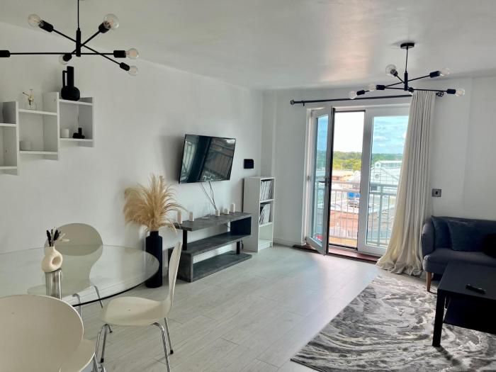 Pass the Keys Central 2 Bed flat in Edgeware with Parking