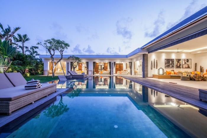 Stunning 6 Bedroom Villa Only 400m to the Beach