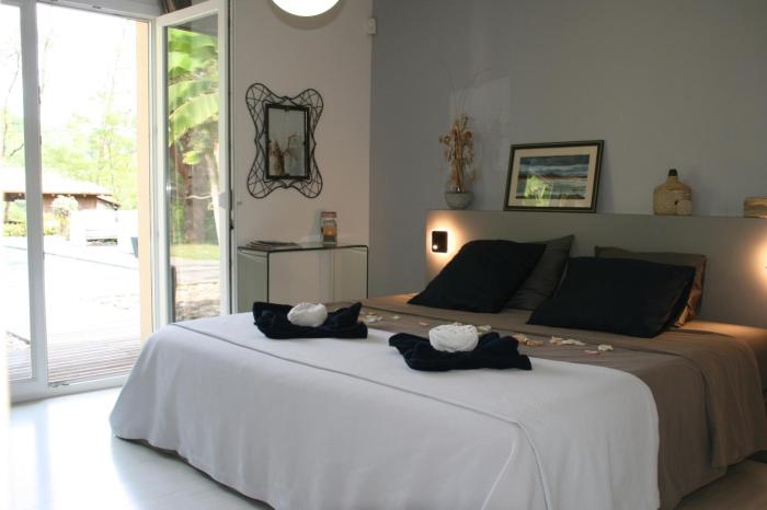 Cocon de Verdure avec piscine chambre lit king-size 2m