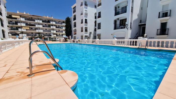 Beautiful Beachfront 2 BR Apt I Parking I 30 m to Beach I Swimming Pool I Walk to Duquesa I Close to Golf, I Fast Wifi