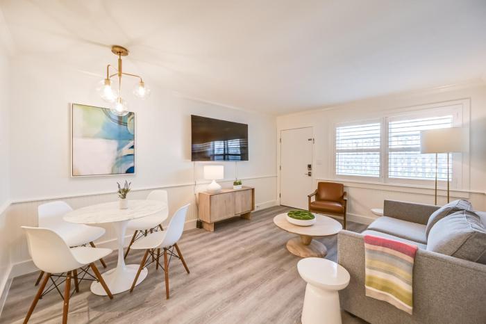 Updated Dtwn Naples Condo Across From Beach!
