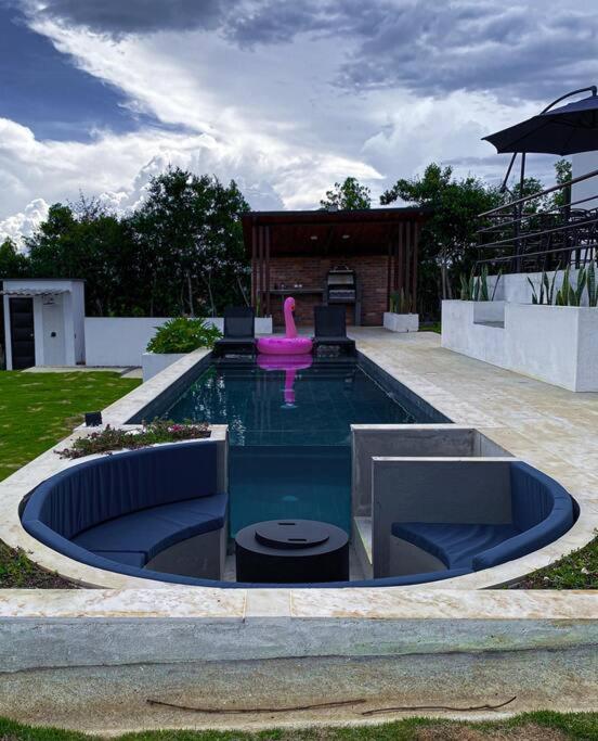 Villa moderna con una hermosa piscina, fogata y BBQ