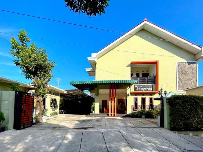 Wisma Anugerah Redpartner Near Masjid Zayed Solo