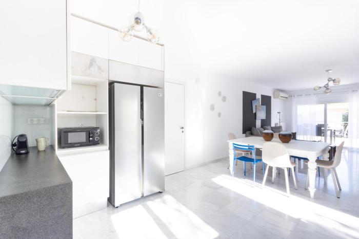 Elegant Coastal Haven Fully Renovated 3-Bedroom Apartment