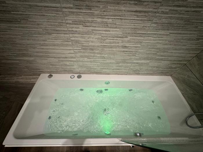 Southgate Luxury Apartments-Jaquzzi Bath-Private Parking- 2 Min M62