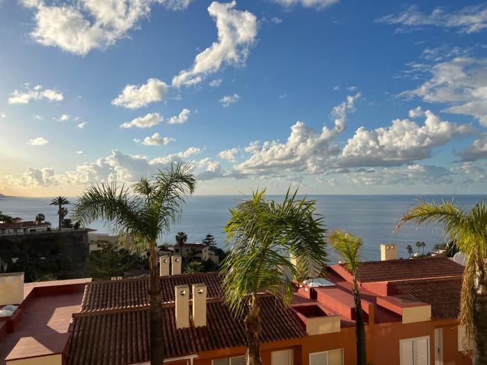 Nomads Nest - Sea View Apartment with Pool - Ideal for Vacation & Remote Work