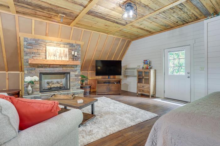 Lake Allatoona Area Studio w 2 Decks & Farm Views