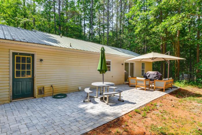 Mooresville Retreat with Patio, 1 Mi to Lake Norman!