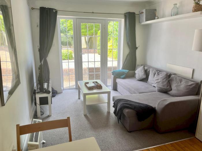 Quiet Ground Floor Flat in St Albans with Parking Pass the Keys