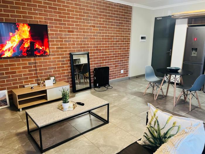 5 Elizabeth Place - Beautiful self catering 1 bedroom unit next to Kyalami Racetrack with free WiFi - swimming pool gym and restaurant - Perfect for a couple in Midrand Waterfall