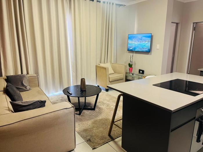 10 Elizabeth Place - Beautiful self catering 2 bedroom unit next to Kyalami Racetrack with free WiFi swimming pool gym and restaurant - Perfect for a small family in Midrand Waterfall