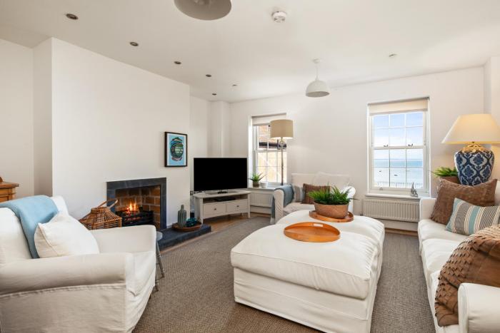 Nash House - Seafront with Parking Close to Town