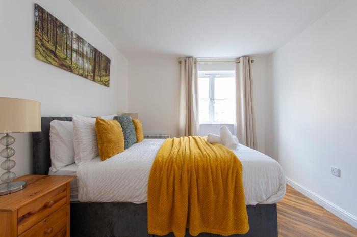 Lovely 1 Bed Condo near Lake