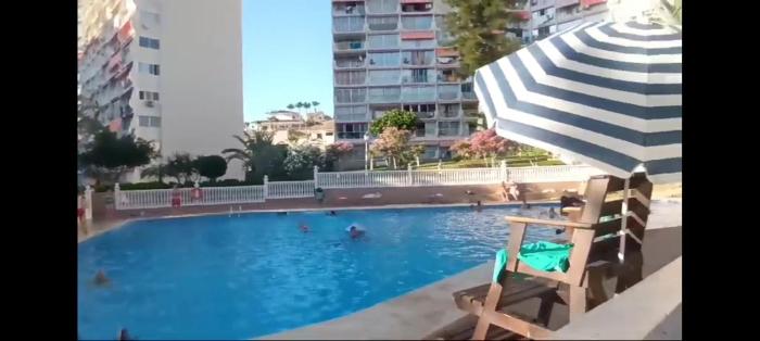 NUEVO APTO PARA HASTA 6 PERSONAS MUY CERCA DE PLAYA LEVANTE BENIDORM CON JARDÍNES Y GRAN PISCINA , PISTA DE TENnIS Y FUTBOL DEPORTES Y ZONA INFANTIL ,EN URBANIZACIÓN CON PARKING