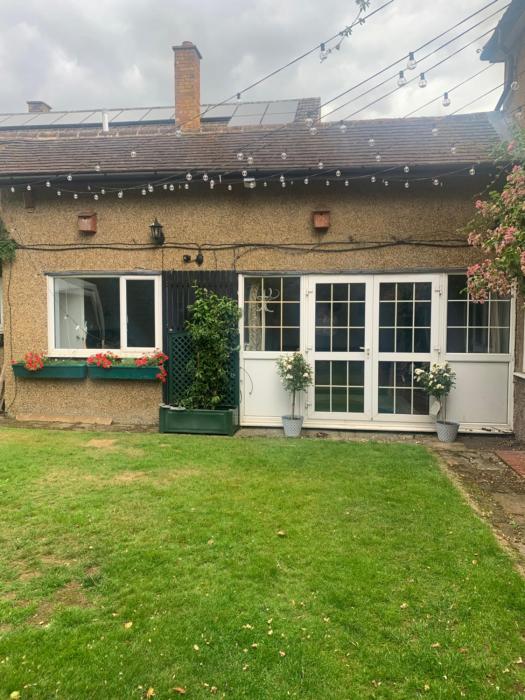 1 mile from Harry Potter Tour Self Contained Flat One bedroom plus new sofa bed in lounge