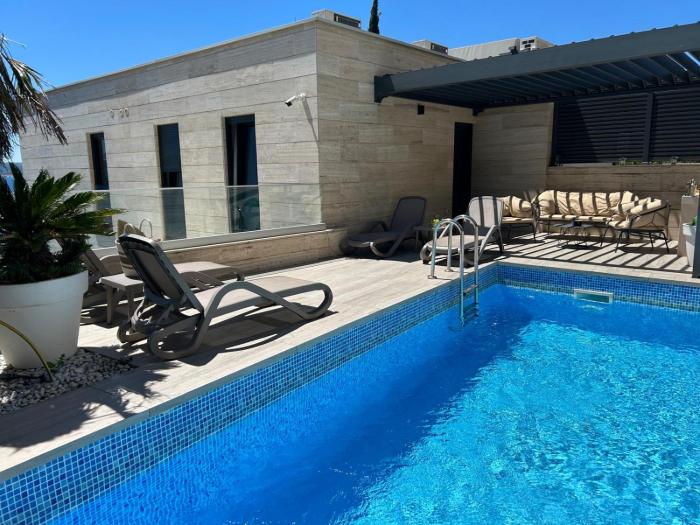 BEACH FRONT VILLA FRAN - DELUXE PENTHOUSE SUITE with private pool