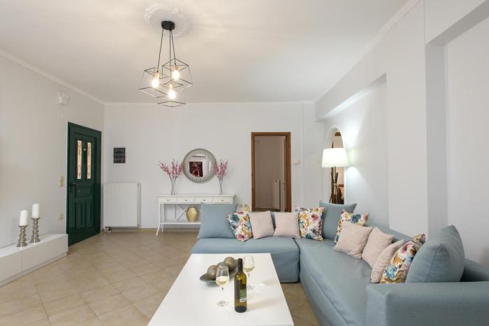 Xenias Apartments in Alepou