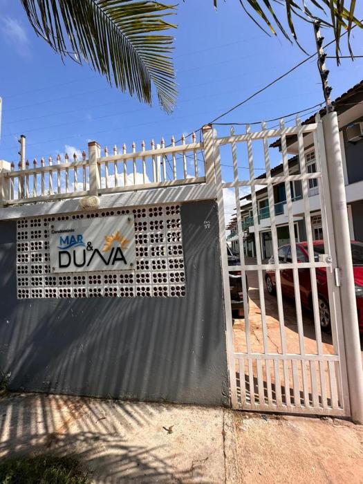 Casa em condomínio a poucos passos da praia