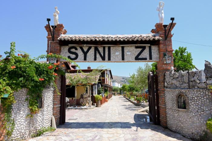 Bujtina Syni Zi "Keshtjella" - Shengjin