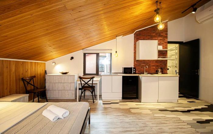 Top Location Cozy Wooden Ceiling Apt - by Wehost