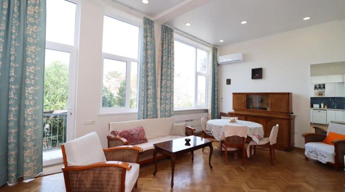 City Center Charm Family Apartment - By Wehost