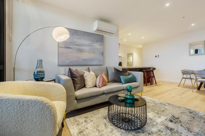 Sophisticated Designer Condo w City & Bay Views