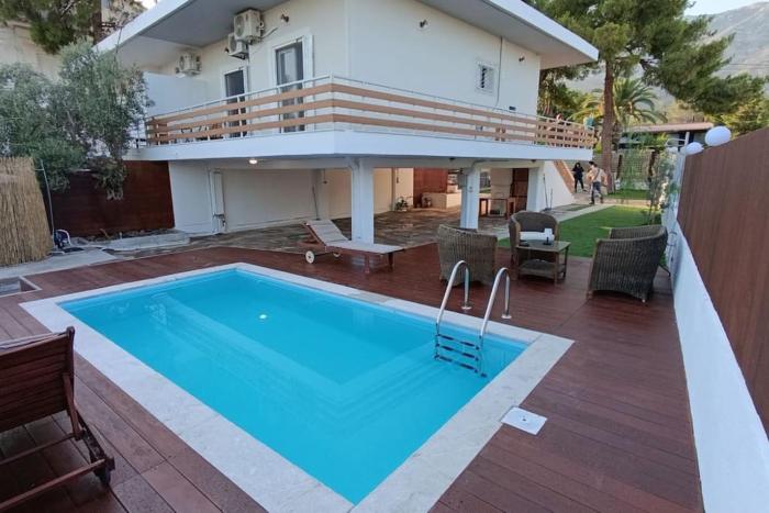 House with a pool, 2 from the beach