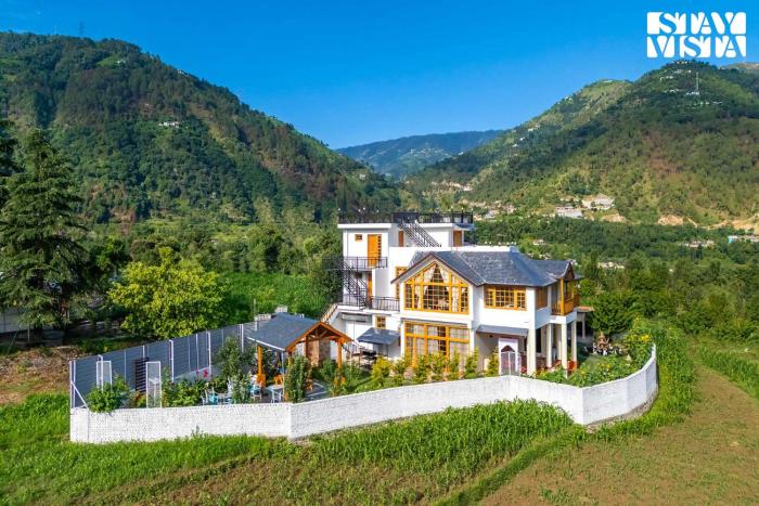 StayVista at The Oakridge 4BR in Chamba with Jacuzzi, nearby activities at Khajjiar Mini Switzerland of India