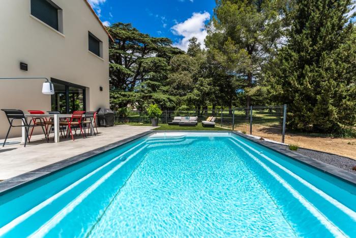 Vue sur parc avec pétanque, basket, clim et Tramway
