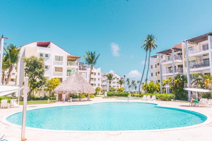 Playa Turquesa Ocean Club A-202, highspeed Wi-Fi, pools, free beach chairs