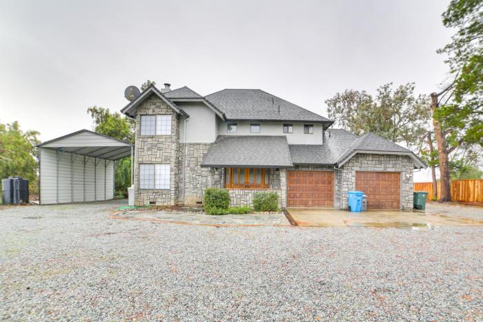 Pet-Friendly Hollister Getaway with Grill!