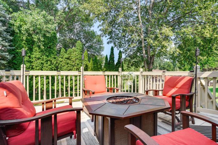 4 Mi to Dtwn White Bear Lake Home with Large Yard