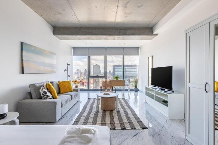 Scenic Bright Studio w Parking, PoolViews! #302