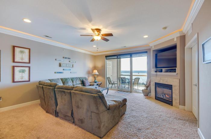 Waterfront Osage Beach Condo with Patio and Grill