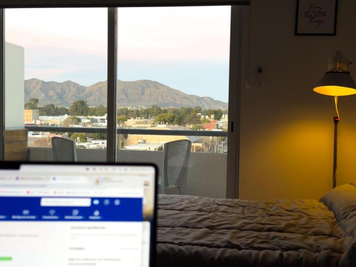 Un Departamento Cómodo con Vistas Increíbles a las Sierras