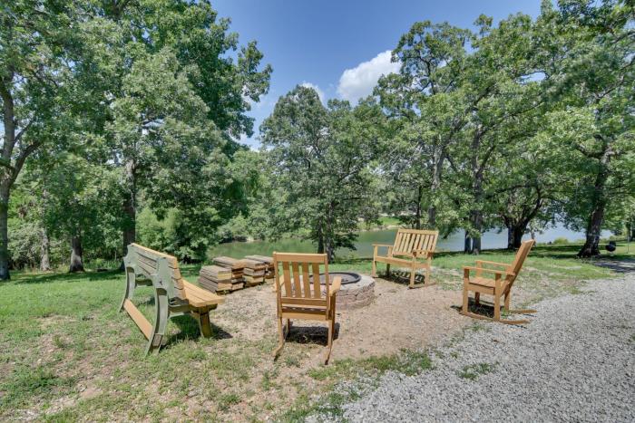 Table Rock Lake Apt with Community Dock and Fire Pits!