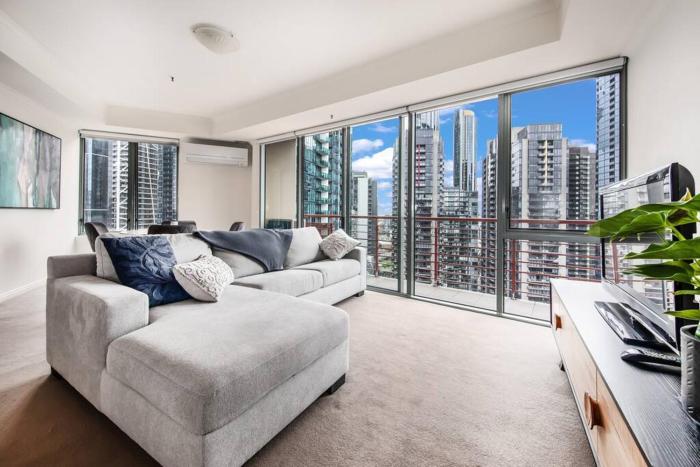 Spacious 1 bedroom apartment close to Crown